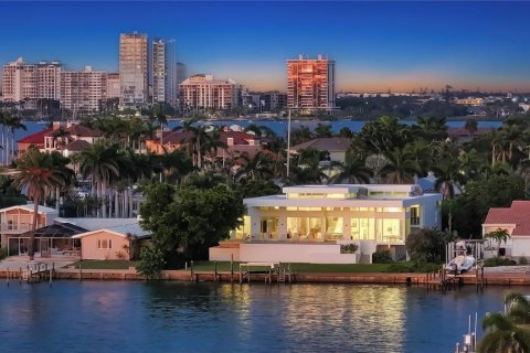 House in Sarasota, Florida 3 bedrooms, 384.99 sq.m. № 1866289 - photo 1