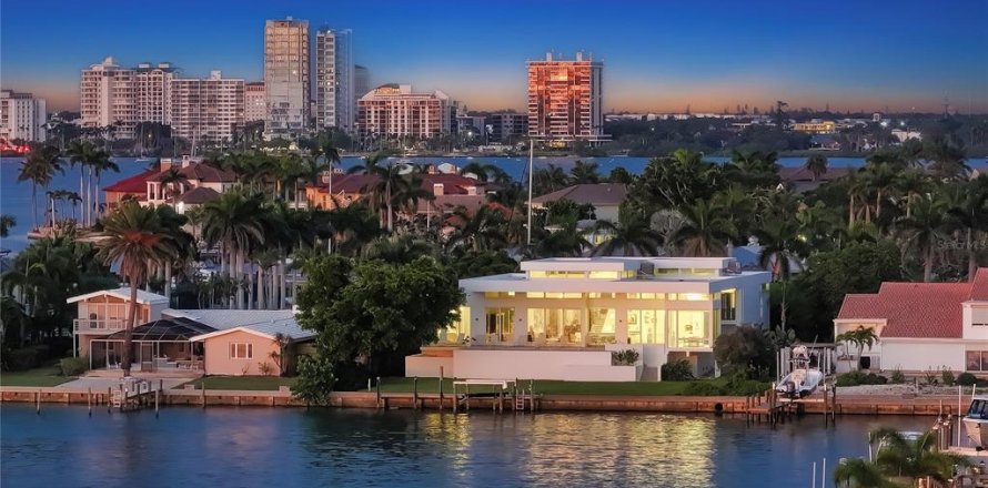 House in Sarasota, Florida 3 bedrooms, 384.99 sq.m. № 1866289