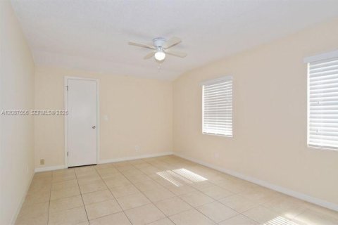 Villa ou maison à louer à West Palm Beach, Floride: 3 chambres, 142.05 m2 № 2389998 - photo 12