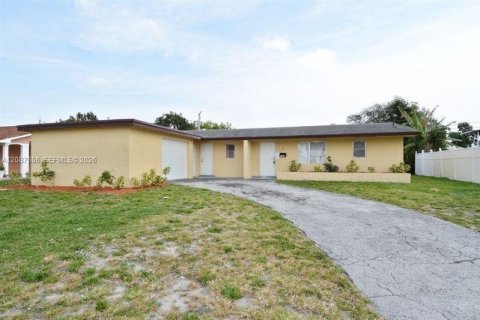 Villa ou maison à louer à West Palm Beach, Floride: 3 chambres, 142.05 m2 № 2389998 - photo 2