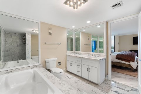 Condo in Riviera Beach, Florida, 2 bedrooms  № 2193945 - photo 17