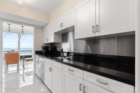 Condo in Riviera Beach, Florida, 2 bedrooms  № 2193945 - photo 8