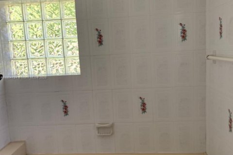 Снять в аренду коммерческую недвижимость в Майами-Гарденс, Флорида 1 спальня, 130.06м2, № 1958319 - фото 5