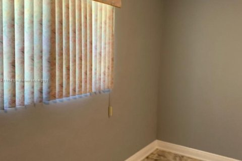 Снять в аренду коммерческую недвижимость в Майами-Гарденс, Флорида 1 спальня, 130.06м2, № 1958319 - фото 4