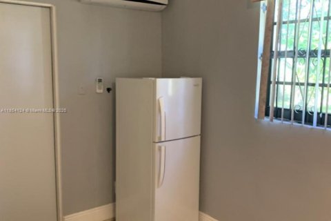 Снять в аренду коммерческую недвижимость в Майами-Гарденс, Флорида 1 спальня, 130.06м2, № 1958319 - фото 2