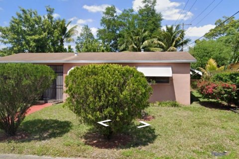 Снять в аренду коммерческую недвижимость в Майами-Гарденс, Флорида 1 спальня, 130.06м2, № 1958319 - фото 1