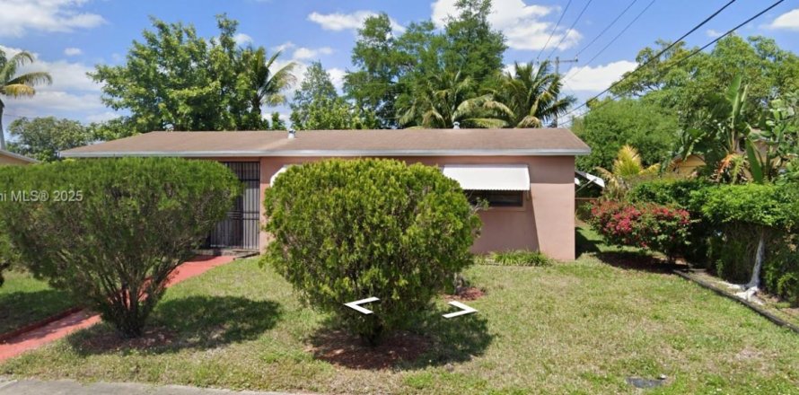 Коммерческая недвижимость в Майами-Гарденс, Флорида 1 спальня, 130.06м2 № 1958319