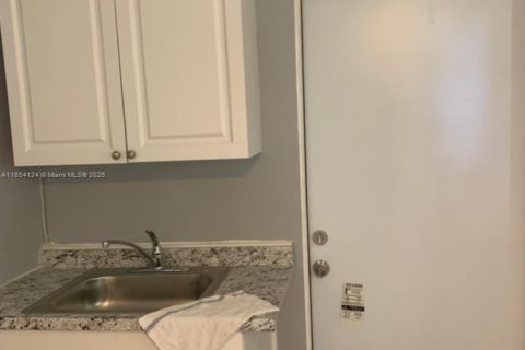 Снять в аренду коммерческую недвижимость в Майами-Гарденс, Флорида 1 спальня, 130.06м2, № 1958319 - фото 6