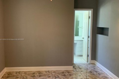 Снять в аренду коммерческую недвижимость в Майами-Гарденс, Флорида 1 спальня, 130.06м2, № 1958319 - фото 3