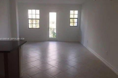 Adosado en venta en Pembroke Pines, Florida, 3 dormitorios, 178.28 m2 № 1997360 - foto 2