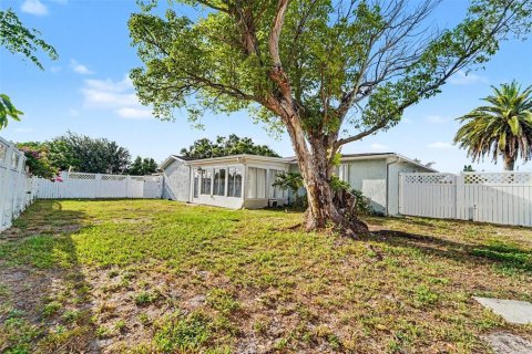 House in Holiday, Florida 3 bedrooms, 146.14 sq.m. № 2156606 - photo 14
