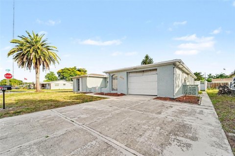 House in Holiday, Florida 3 bedrooms, 146.14 sq.m. № 2156606 - photo 2