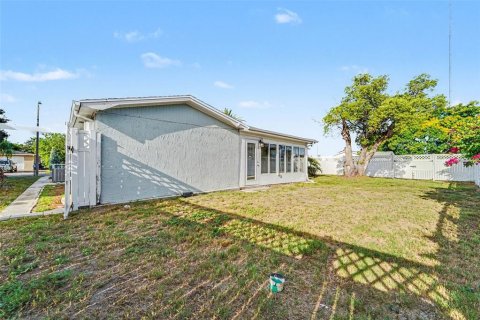 House in Holiday, Florida 3 bedrooms, 146.14 sq.m. № 2156606 - photo 15