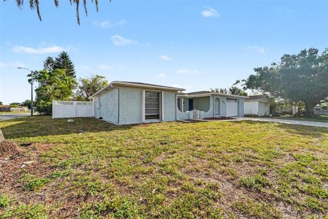 House in Holiday, Florida 3 bedrooms, 146.14 sq.m. № 2156606 - photo 13
