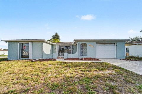 House in Holiday, Florida 3 bedrooms, 146.14 sq.m. № 2156606