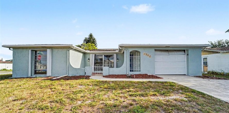 House in Holiday, Florida 3 bedrooms, 146.14 sq.m. № 2156606