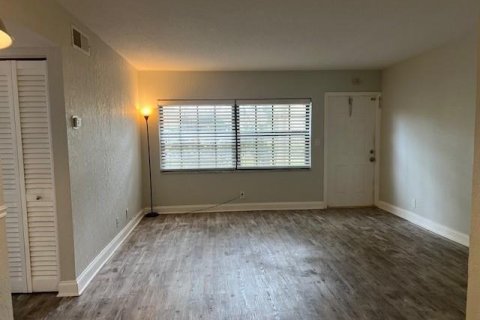 Condo in Coral Springs, Florida, 2 bedrooms  № 2250226 - photo 15