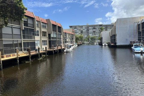 Condo in Pompano Beach, Florida, 2 bedrooms  № 1871388 - photo 1