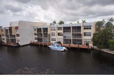 Condo in Pompano Beach, Florida, 2 bedrooms  № 1871388 - photo 2