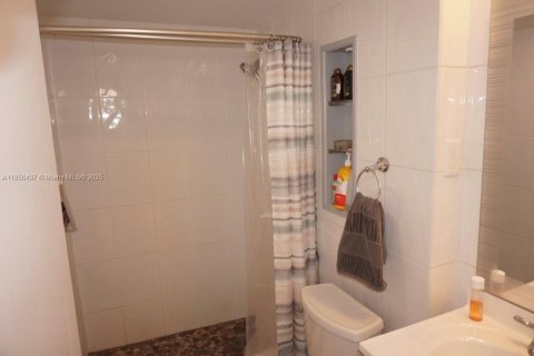 Condo in Pompano Beach, Florida, 2 bedrooms  № 1871388 - photo 13