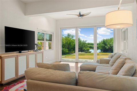 House in Key Largo, Florida 3 bedrooms, 237.46 sq.m. № 1978917 - photo 8