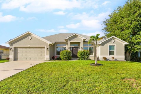 House in Rotonda, Florida 4 bedrooms, 200.02 sq.m. № 2418984