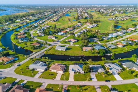 House in Rotonda, Florida 4 bedrooms, 200.02 sq.m. № 2418984 - photo 2
