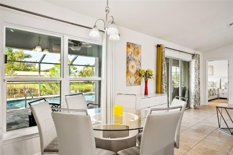 House in Rotonda, Florida 4 bedrooms, 200.02 sq.m. № 2418984 - photo 18