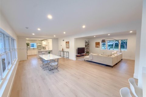 Casa en alquiler en Miami Shores, Florida, 3 dormitorios, 199.83 m2 № 1944865 - foto 4