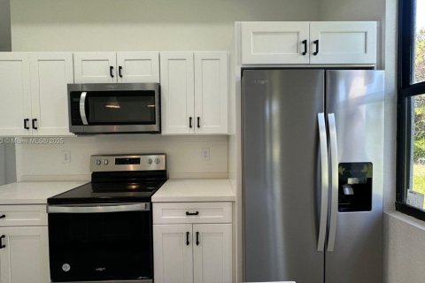 House in Lehigh Acres, Florida 3 bedrooms, 148.64 sq.m. № 1881468 - photo 5