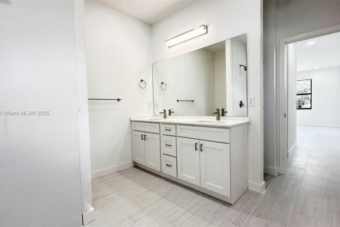 House in Lehigh Acres, Florida 3 bedrooms, 148.64 sq.m. № 1881468 - photo 8