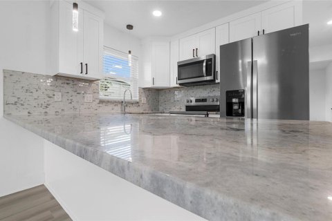 House in Saint Petersburg, Florida 2 bedrooms, 91.97 sq.m. № 1916087 - photo 7