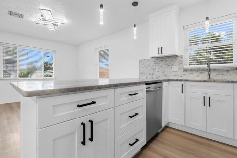 House in Saint Petersburg, Florida 2 bedrooms, 91.97 sq.m. № 1916087 - photo 9