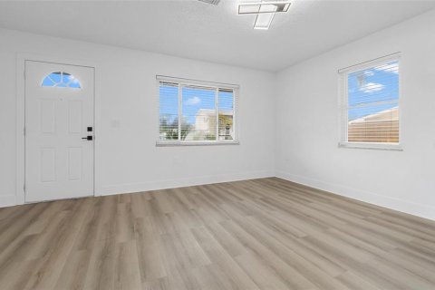 House in Saint Petersburg, Florida 2 bedrooms, 91.97 sq.m. № 1916087 - photo 6