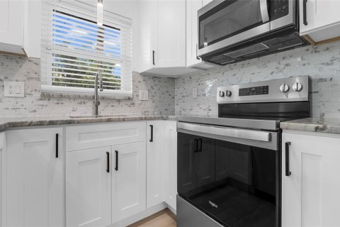 House in Saint Petersburg, Florida 2 bedrooms, 91.97 sq.m. № 1916087 - photo 10