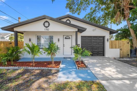 House in Saint Petersburg, Florida 2 bedrooms, 91.97 sq.m. № 1916087 - photo 1