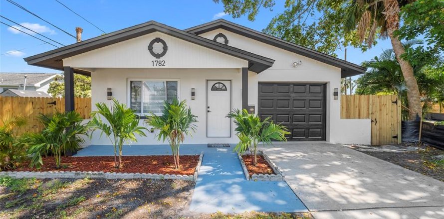House in Saint Petersburg, Florida 2 bedrooms, 91.97 sq.m. № 1916087