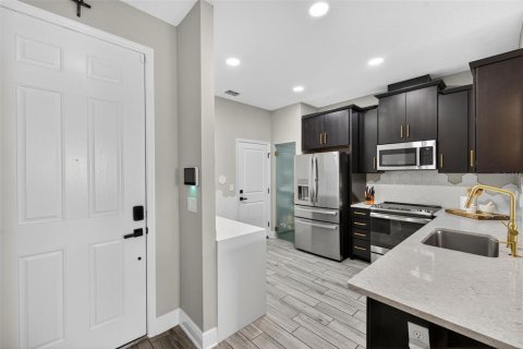 Townhouse in Clearwater, Florida 2 bedrooms, 145.95 sq.m. № 2144730 - photo 4