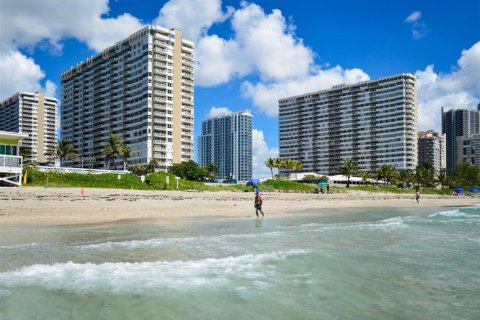 Condominio en alquiler en Hallandale Beach, Florida, 1 dormitorio, 80.82 m2 № 1862152 - foto 22
