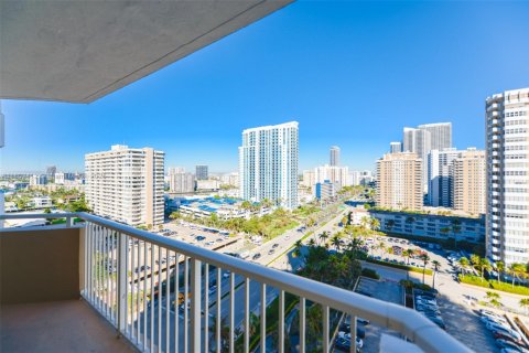 Condominio en alquiler en Hallandale Beach, Florida, 1 dormitorio, 80.82 m2 № 1862152 - foto 2