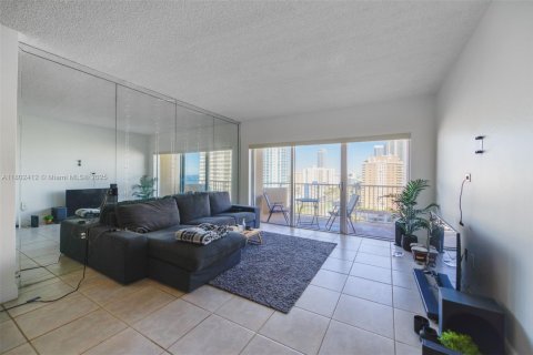 Condominio en alquiler en Hallandale Beach, Florida, 1 dormitorio, 80.82 m2 № 1862152 - foto 11