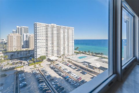Condominio en alquiler en Hallandale Beach, Florida, 1 dormitorio, 80.82 m2 № 1862152 - foto 4