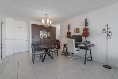 Condominio en alquiler en Hallandale Beach, Florida, 1 dormitorio, 80.82 m2 № 1862152 - foto 13