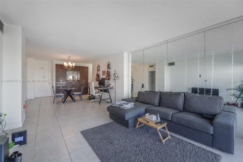 Condominio en alquiler en Hallandale Beach, Florida, 1 dormitorio, 80.82 m2 № 1862152 - foto 12