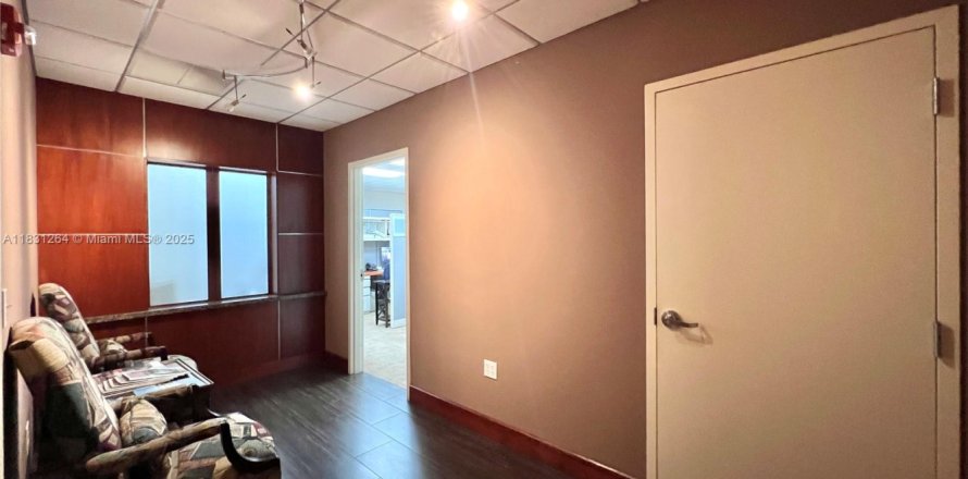 Commercial property in Coral Gables, Florida № 1807746