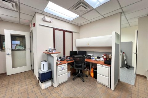 Commercial property in Coral Gables, Florida № 1807746 - photo 3