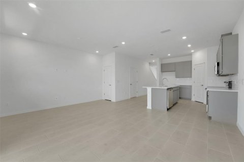 Townhouse in San Antonio, Florida 3 bedrooms, 148.83 sq.m. № 2402749 - photo 10
