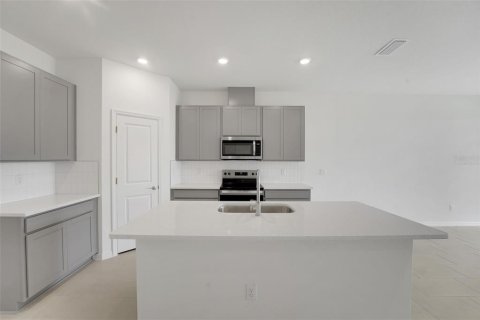 Townhouse in San Antonio, Florida 3 bedrooms, 148.83 sq.m. № 2402749 - photo 13