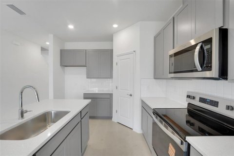 Townhouse in San Antonio, Florida 3 bedrooms, 148.83 sq.m. № 2402749 - photo 12