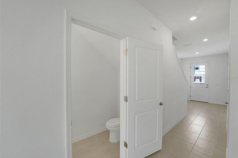 Townhouse in San Antonio, Florida 3 bedrooms, 148.83 sq.m. № 2402749 - photo 14